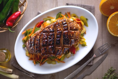 Poitrine de canard marinée avec des légumes