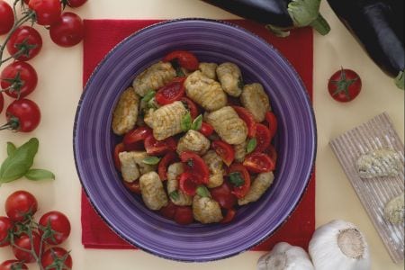 Gnocchi d'aubergines avec tomates cerises et basilic