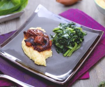 Polenta avec poulpe mijoté et herbes sautées