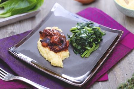 Polenta avec poulpe mijoté et herbes sautées