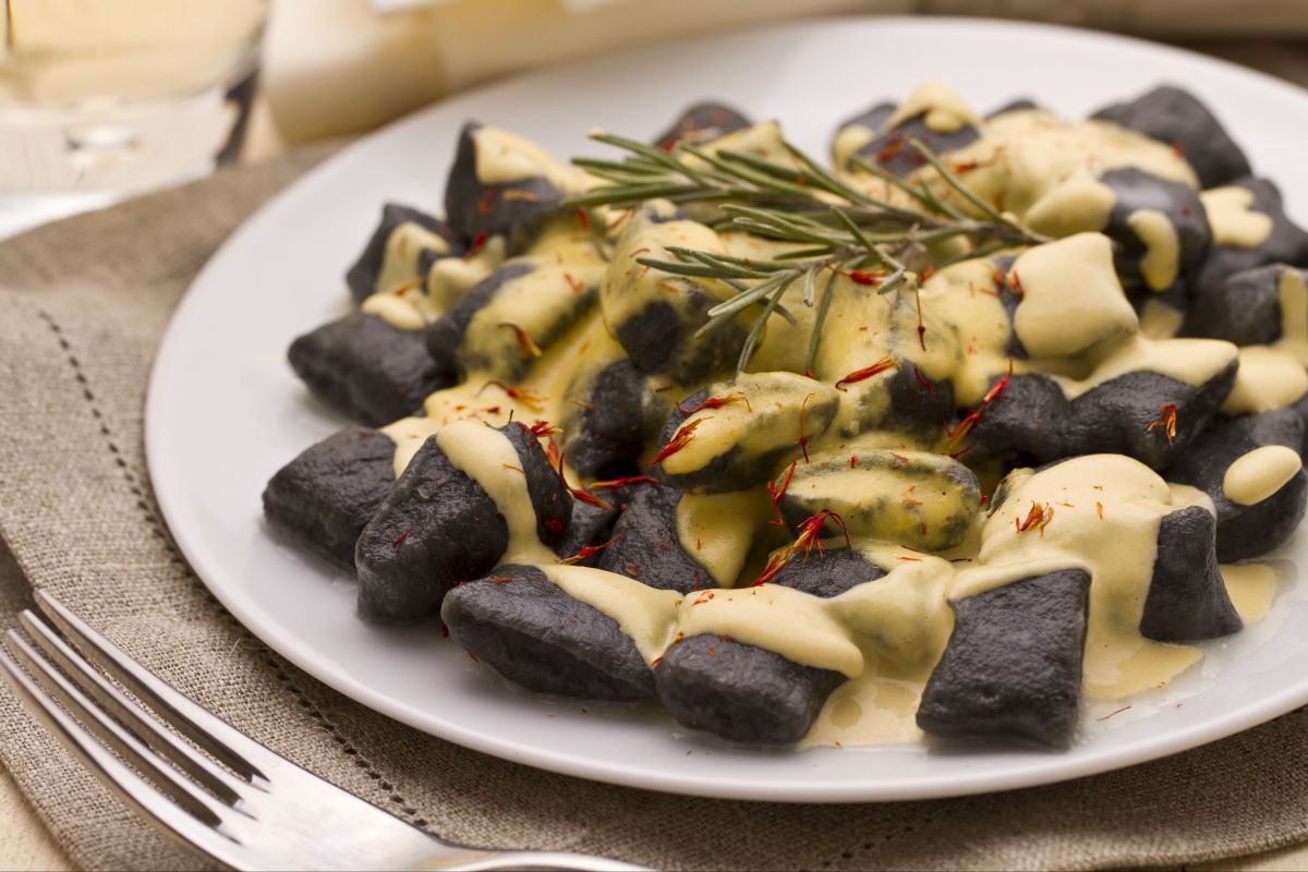 Gnocchetti à l'encre de seiche avec sauce de bar et safran