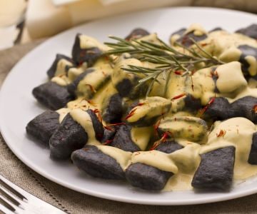 Gnocchetti à l'encre de seiche avec sauce de bar et safran