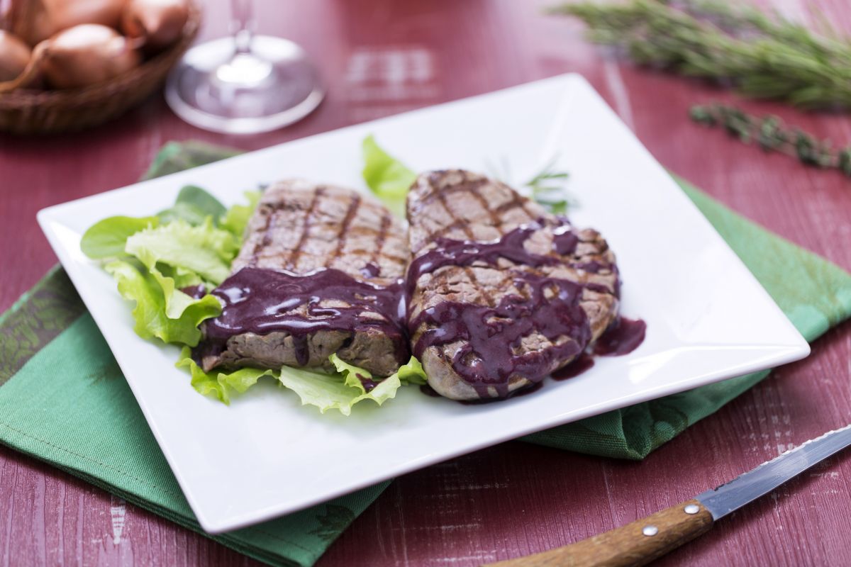 Filet grillé avec sauce aromatisée au vin rouge