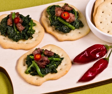 Fougasses aux pousses de navet épicées et saucisse