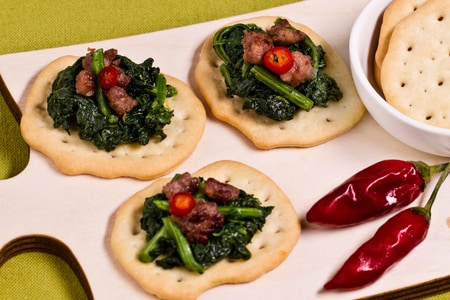 Fougasses aux pousses de navet épicées et saucisse