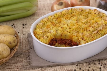 Tarte de pommes de terre avec cœur au ragoût de cotechino