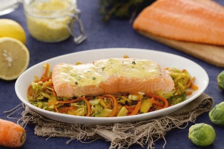 Filets de saumon sur julienne de choux de Bruxelles, poireaux et carottes