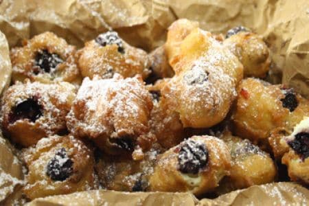 Beignets de raisin Isabella au brandy et à la cannelle
