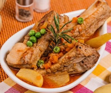 Côtes avec petits pois et pommes de terre