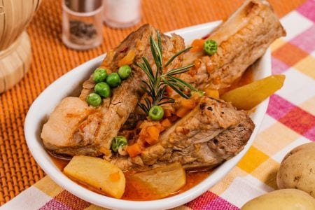 Côtes avec petits pois et pommes de terre