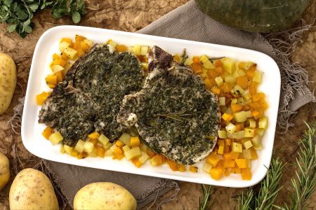 Côtelettes aux herbes avec potiron et pommes de terre