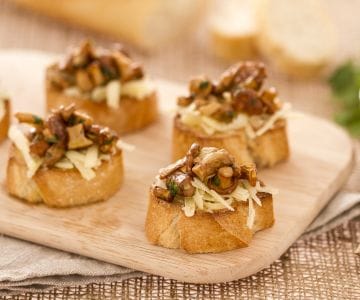 Crostini aux girolles et gruyère