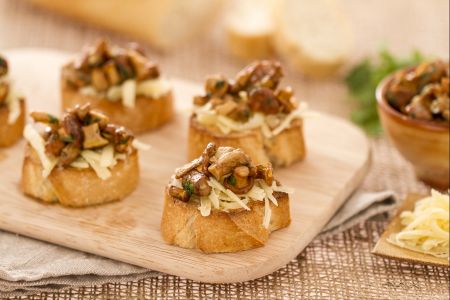 Crostini aux girolles et gruyère