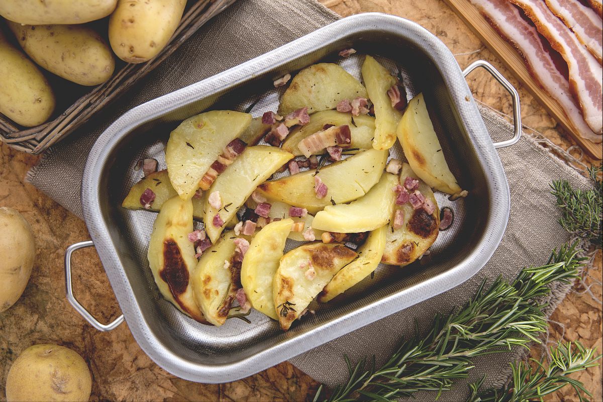 Quartiers de pommes de terre au four avec lard
