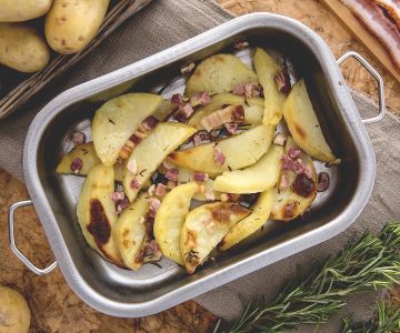 Quartiers de pommes de terre au four avec lard