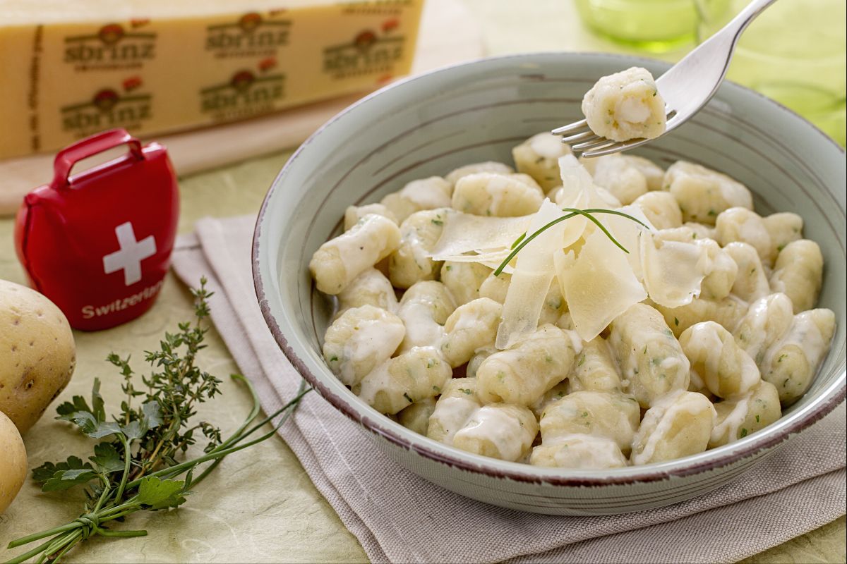 Gnocchi aux herbes farcis au Sbrinz
