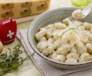 Gnocchi aux herbes farcis au Sbrinz