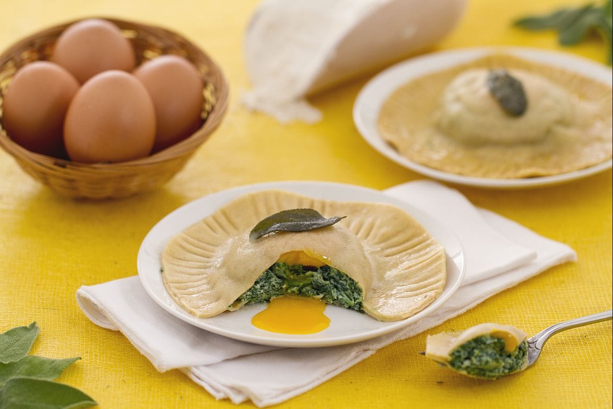 Raviolone au jaune d'œuf fondant avec ricotta et épinards