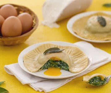 Raviolone au jaune d'œuf fondant avec ricotta et épinards