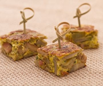Omelette aux artichauts, champignons et lard fumé