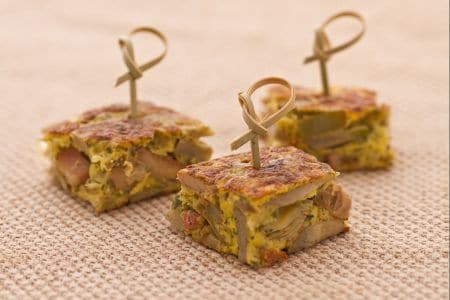 Omelette aux artichauts, champignons et lard fumé