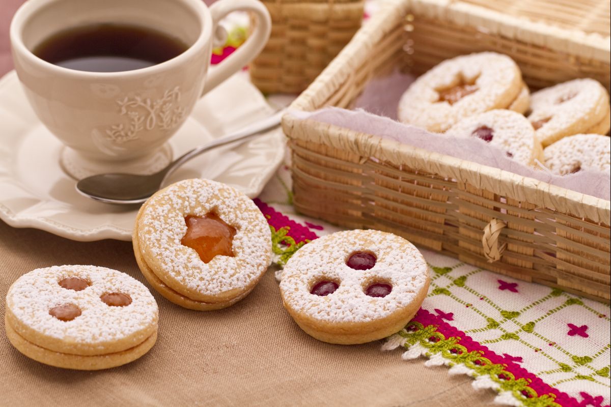 Biscuits tyroliens à la confiture de fraises