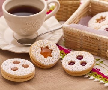 Biscuits tyroliens à la confiture de fraises