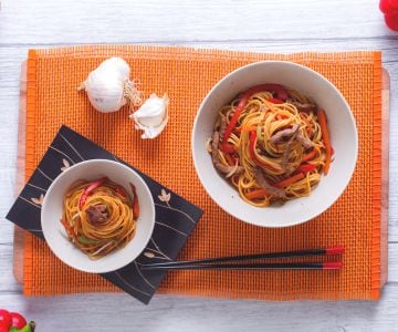 Spaghettini avec bœuf mariné et légumes