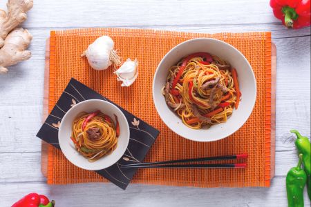 Spaghettini avec bœuf mariné et légumes