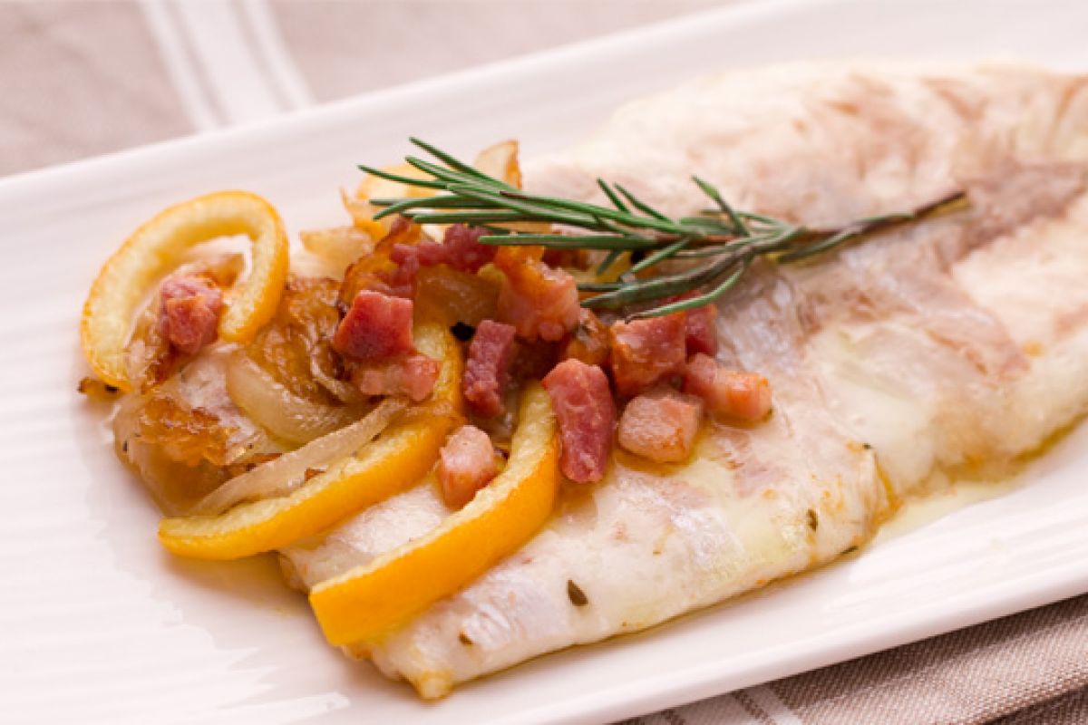 Bar (loup de mer) au lard avec des oignons et des oranges aigres-douces