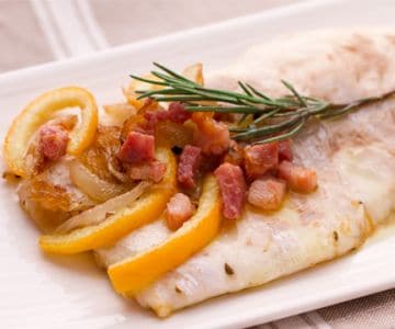 Bar (loup de mer) au lard avec des oignons et des oranges aigres-douces