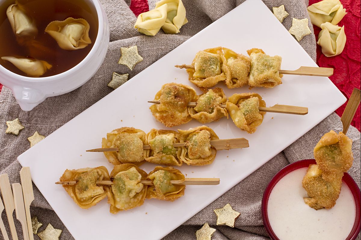 Brochettes de tortellini frits avec sauce à la crème et parmesan