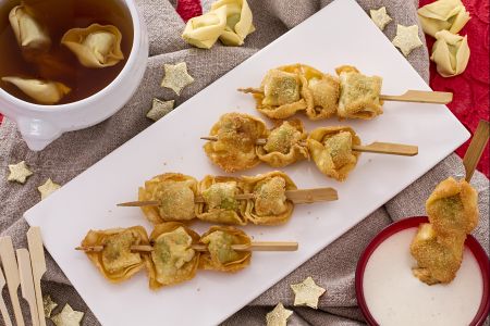 Brochettes de tortellini frits avec sauce à la crème et parmesan