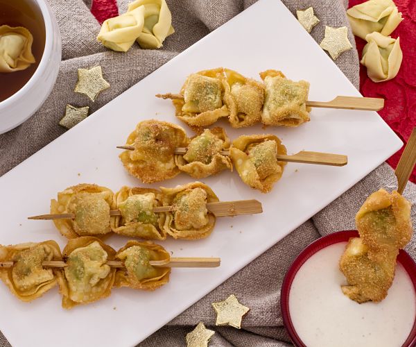 Brochettes de tortellini frits avec sauce à la crème et parmesan
