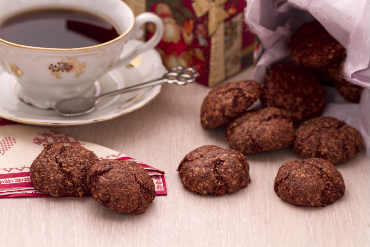 Petits biscuits épicés au chocolat et aux amandes