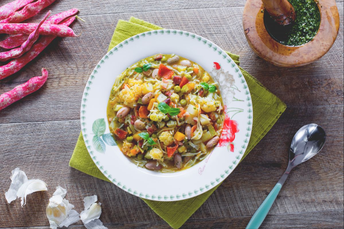 Minestrone de pâtes, légumes et pesto