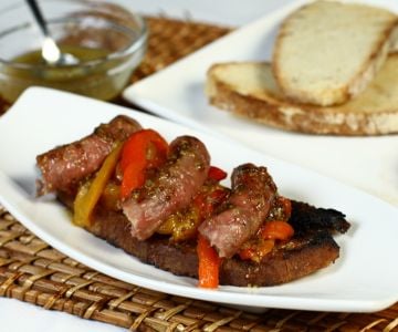 Crostino grillé avec luganega et poivrons fumés