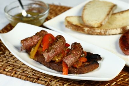 Crostino grillé avec luganega et poivrons fumés