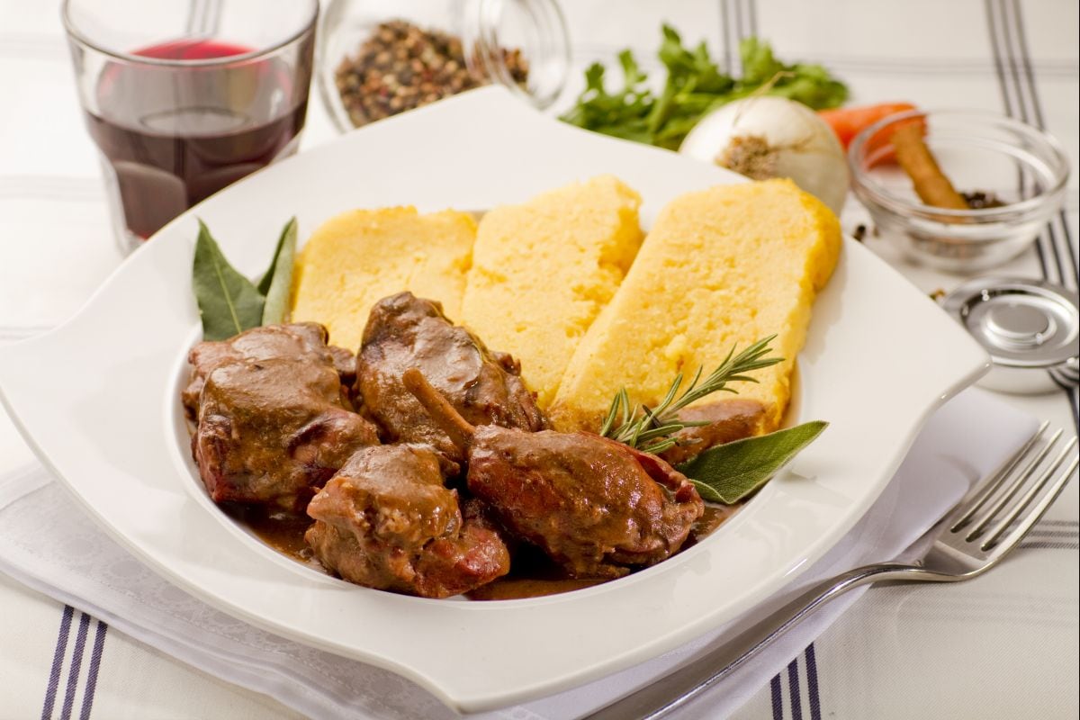 Lapin en salmì avec polenta