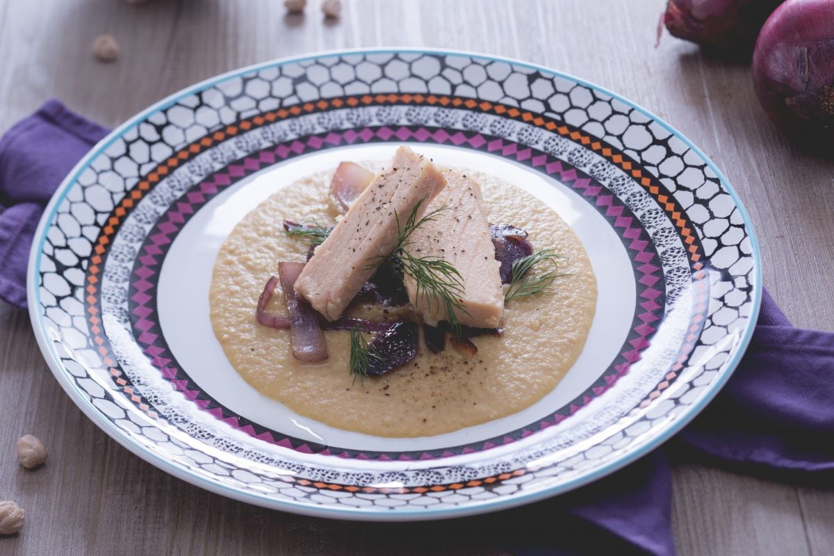 Filets de thon sur velouté de pois chiches et oignons rouges