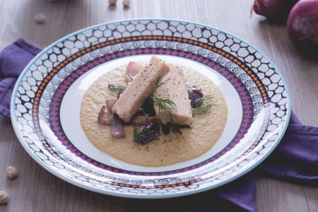 Filets de thon sur velouté de pois chiches et oignons rouges