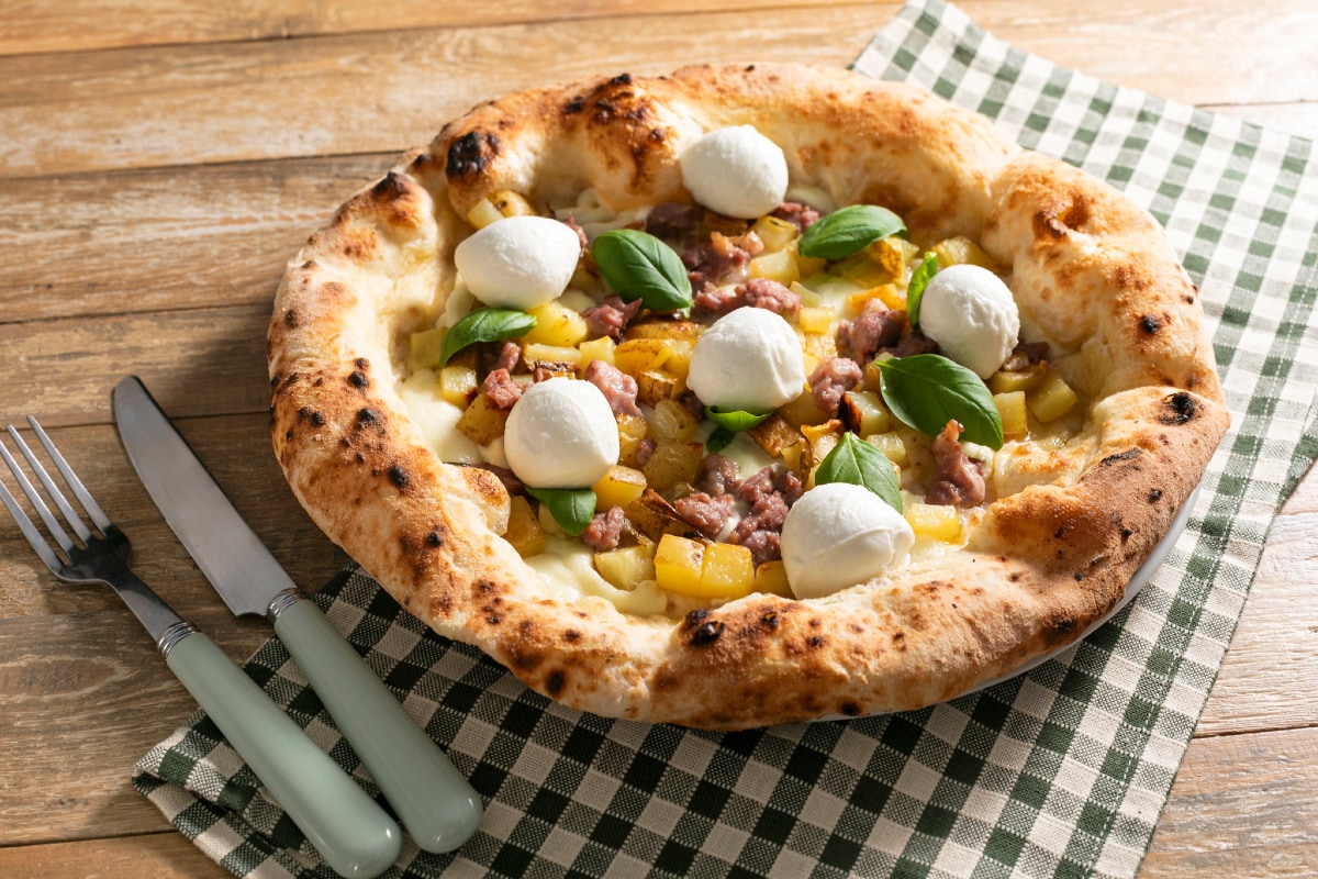 Pizza contemporaine saucisse et pommes de terre