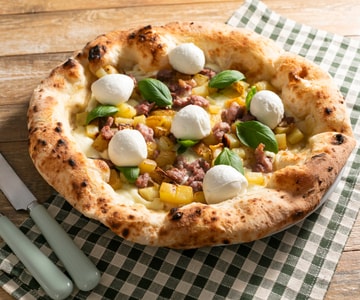 Pizza contemporaine saucisse et pommes de terre