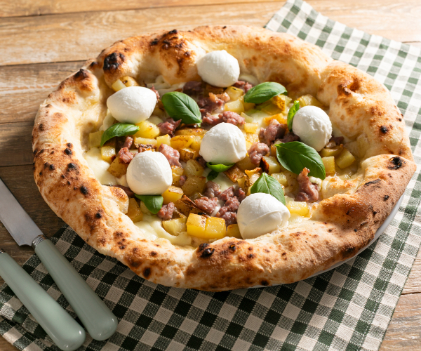 Pizza contemporaine saucisse et pommes de terre