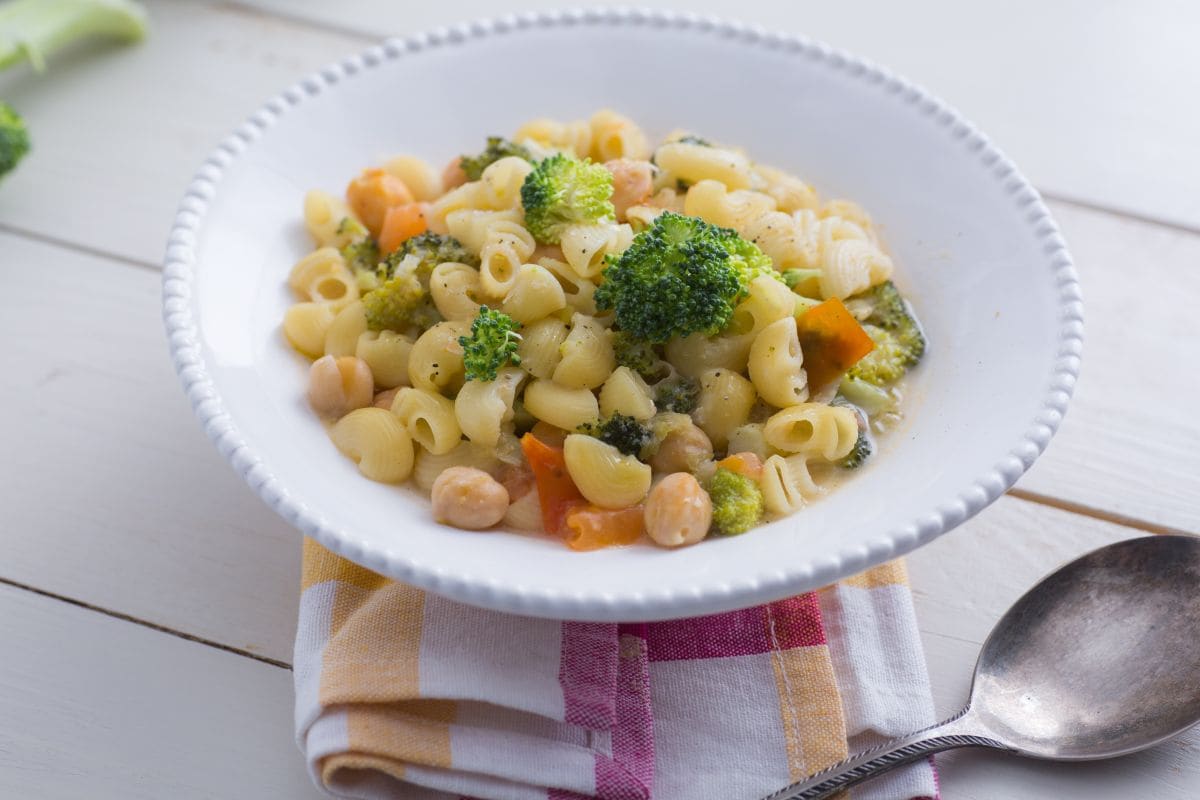 Soupe de pâtes, pois chiches et brocolis