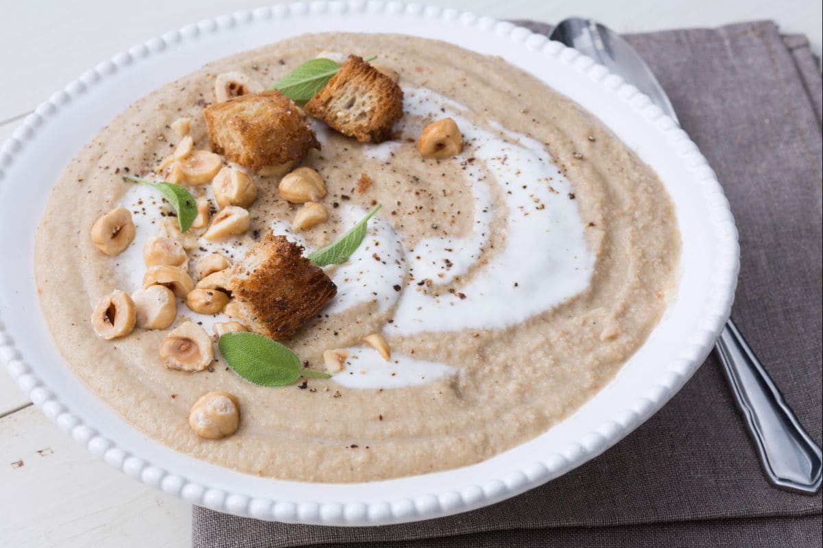 Soupe de panais et noisettes