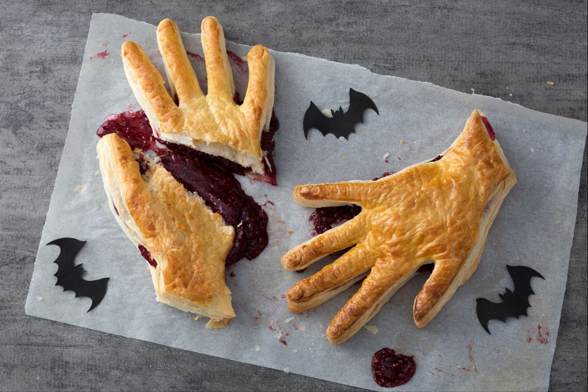 Main de pâte ensanglantée