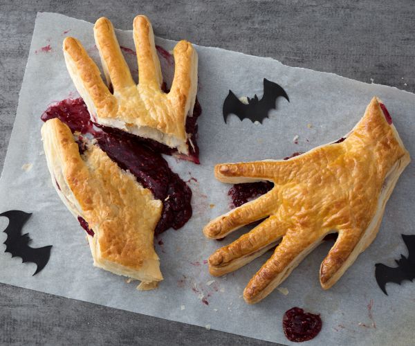 Main de pâte ensanglantée