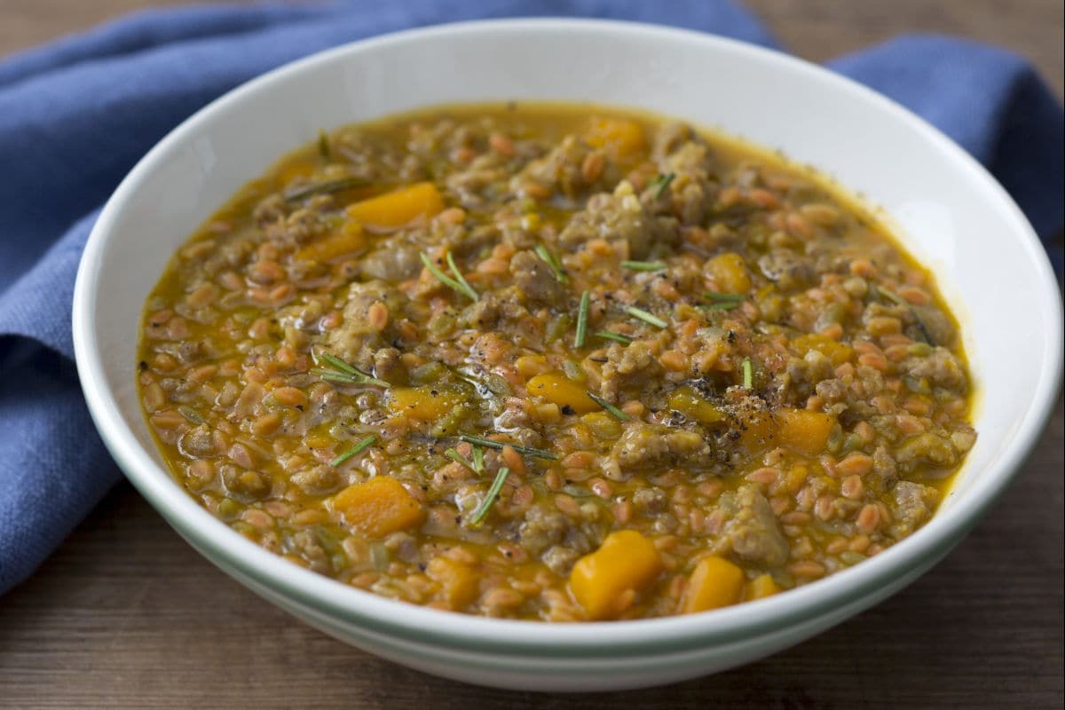 Grains de farine de légumineuses avec saucisse et potiron à la bière
