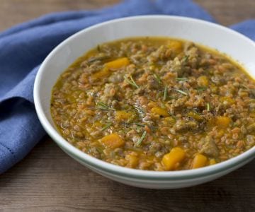 Grains de farine de légumineuses avec saucisse et potiron à la bière